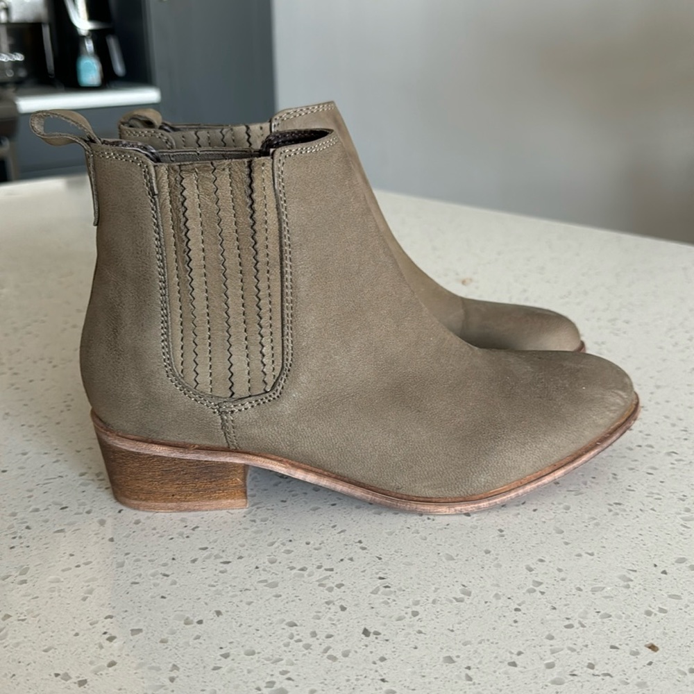 STEVE MADDEN nylie leather  taupe bootie size 8